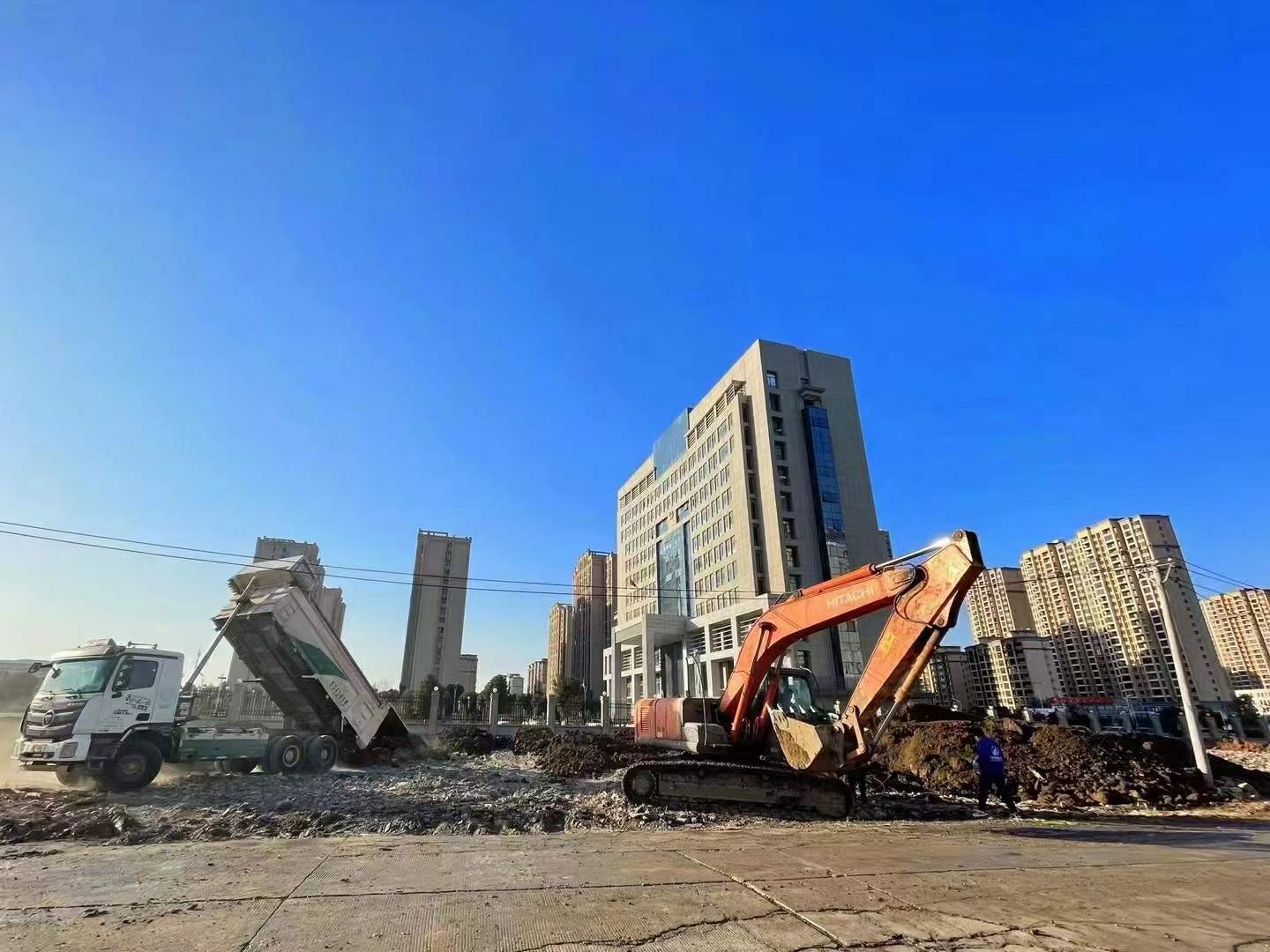 豪家集團承建的政務花園項目、污水管網項目、CBD公園項目施工中